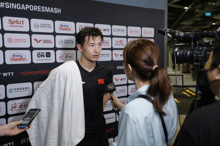 赛后混合采访区域，记者正在记录球员赛后发言
